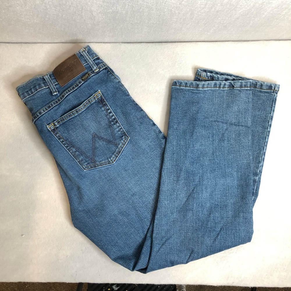 Wrangler Relaxed Fit Men's 38x30 Medium Wash‎ Blue Denim Jean